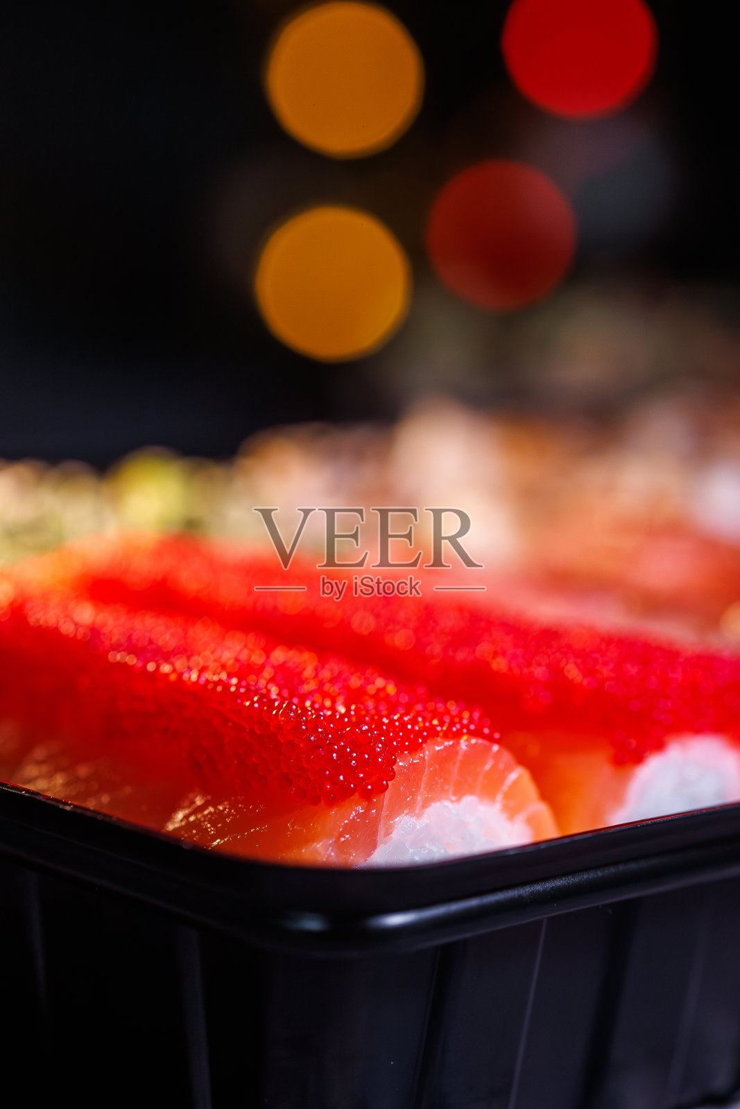 一套美味的寿司卷照片摄影图片