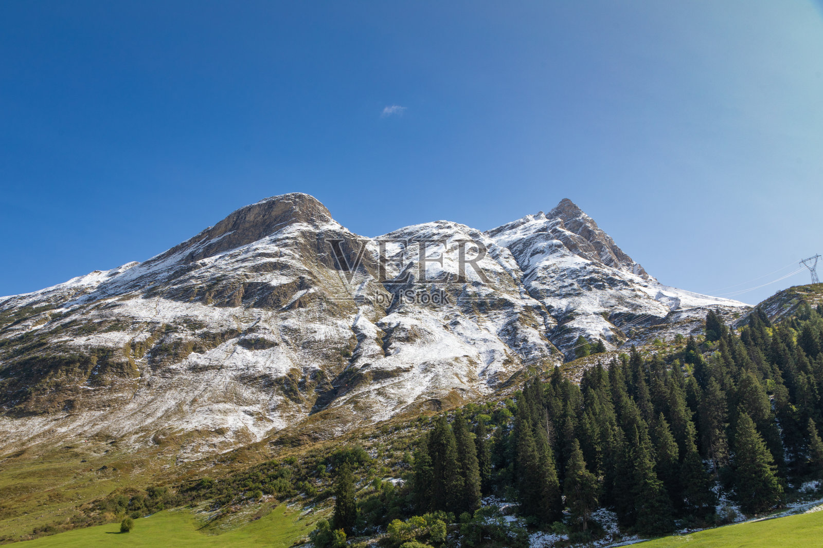 从路上看到瑞士阿尔卑斯山的积雪照片摄影图片
