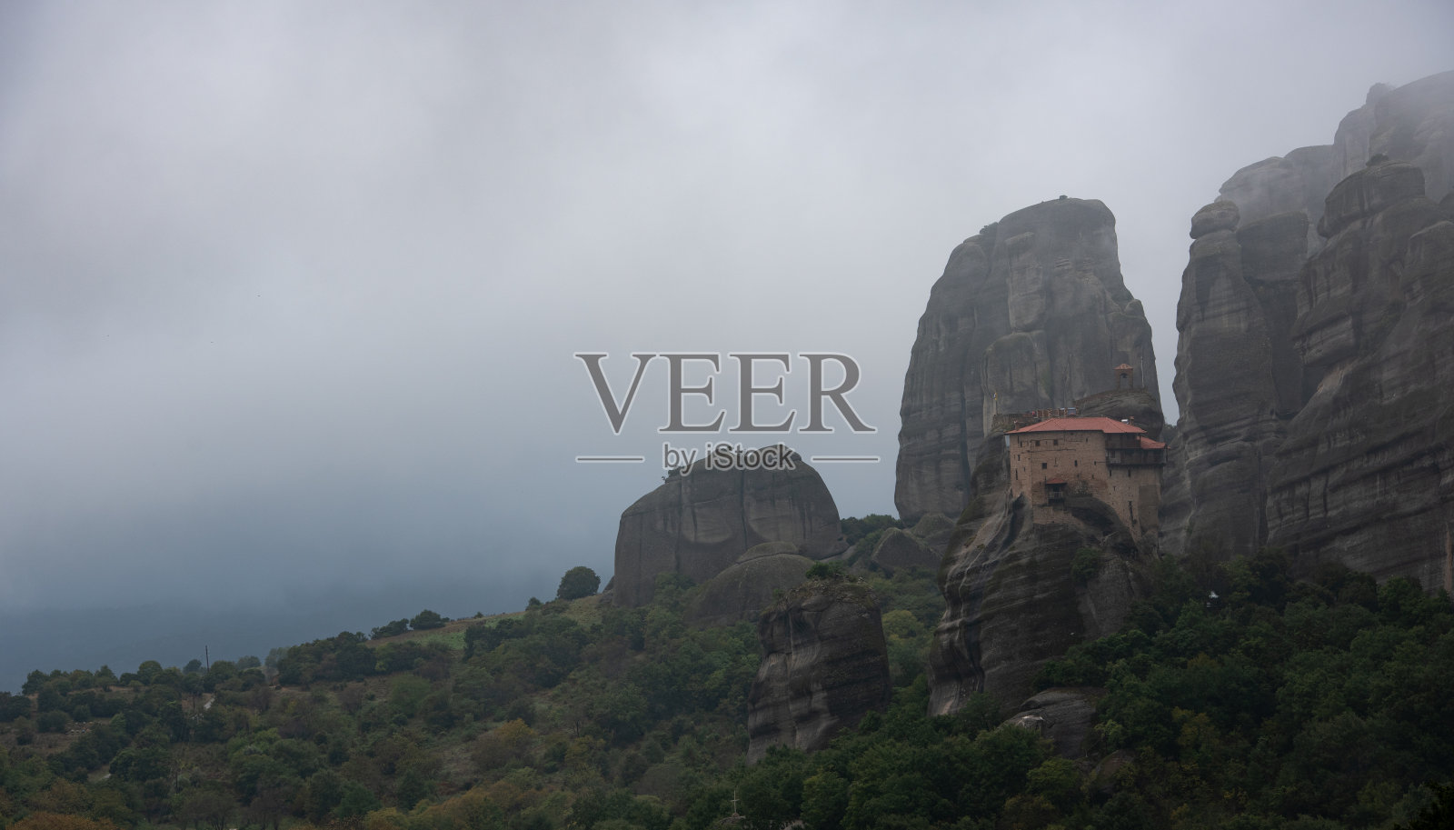 迈泰奥拉卡兰帕卡的修道院建在砂岩山脊的顶部。照片摄影图片