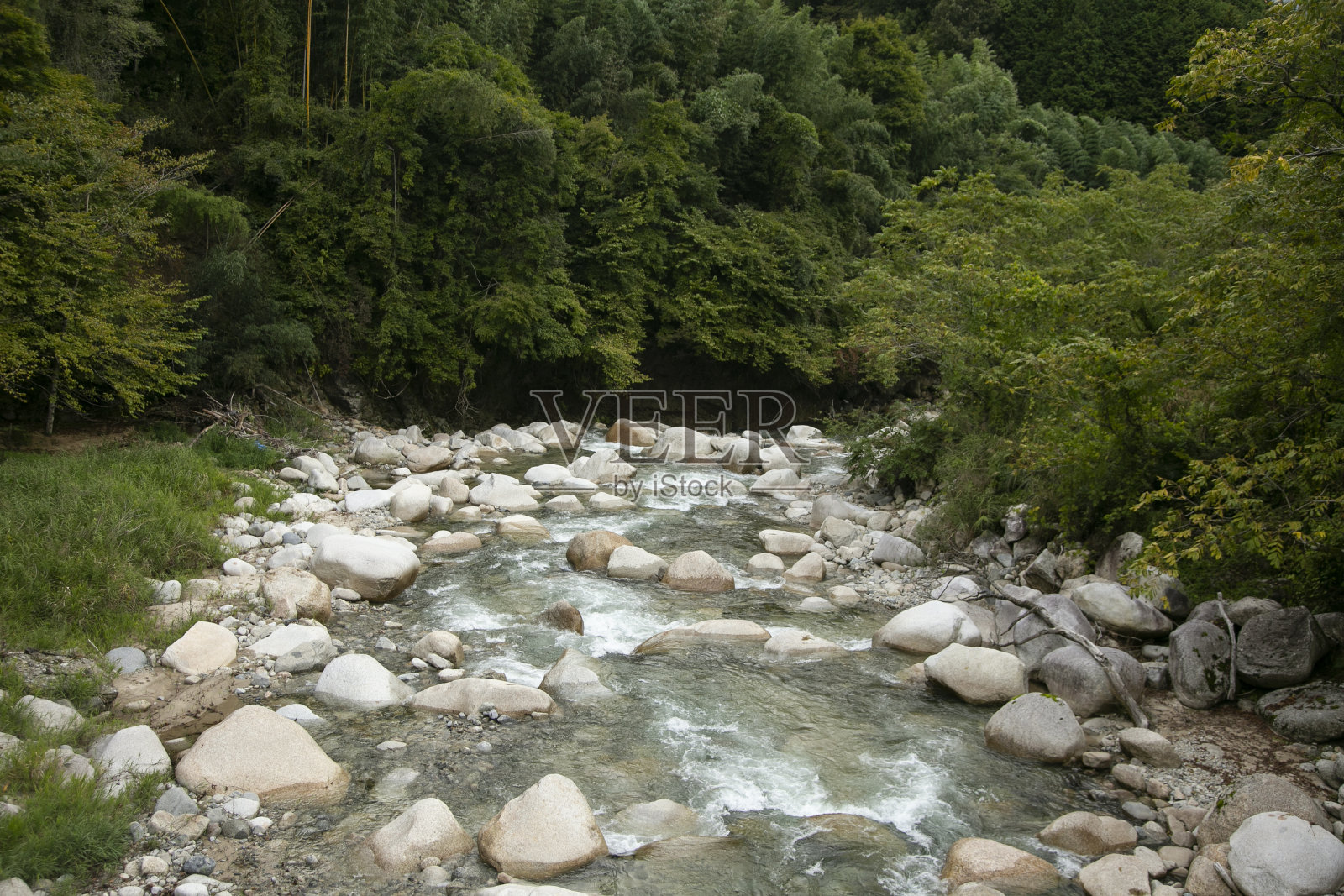 走在日本木索谷津谷和Magome之间的中原道徒步路上。照片摄影图片