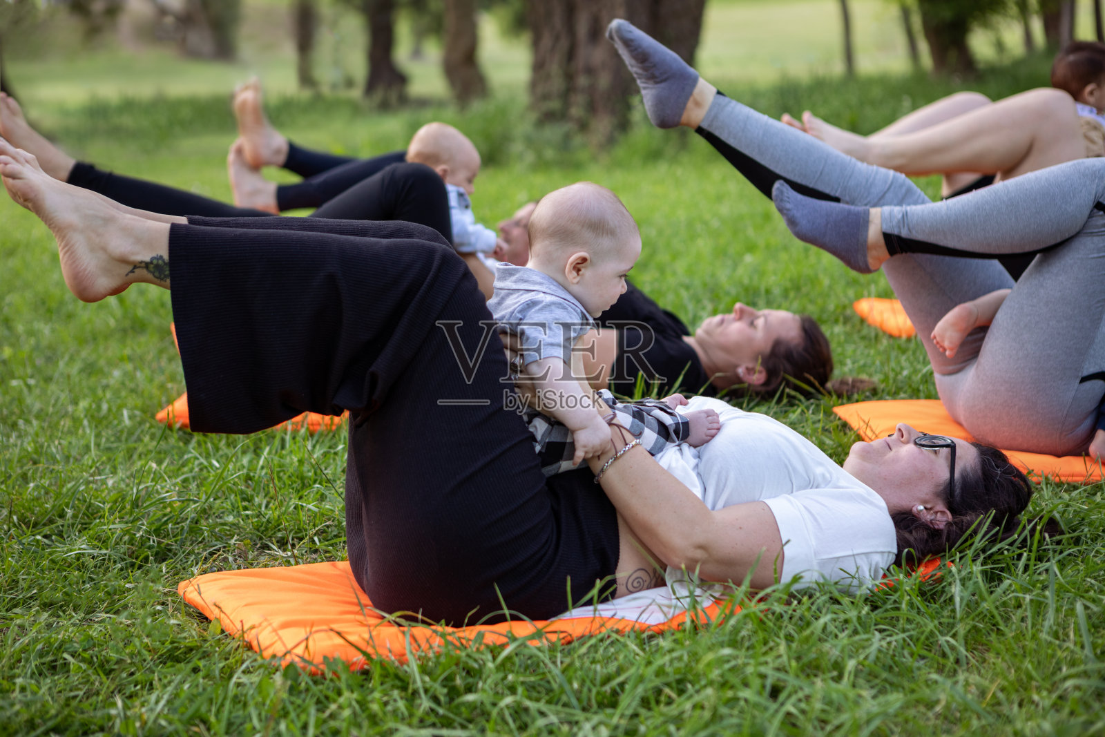 一群带着孩子锻炼的妇女照片摄影图片