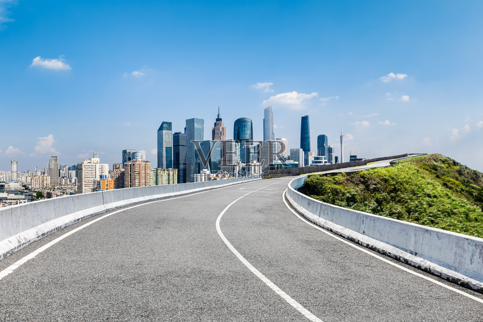 蓝天下的柏油路和城市天际线照片摄影图片