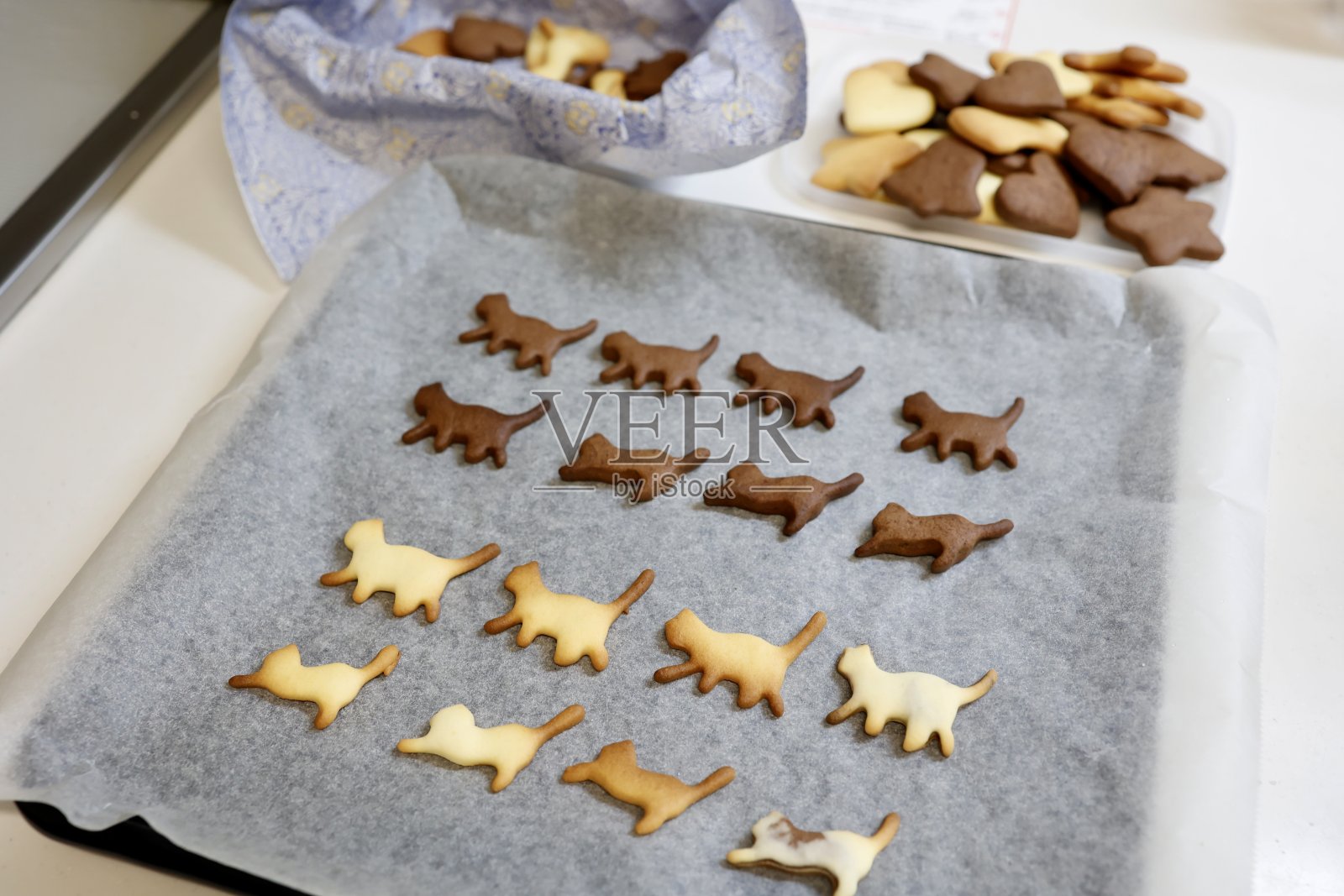 放在烹饪纸上的自制饼干。照片摄影图片