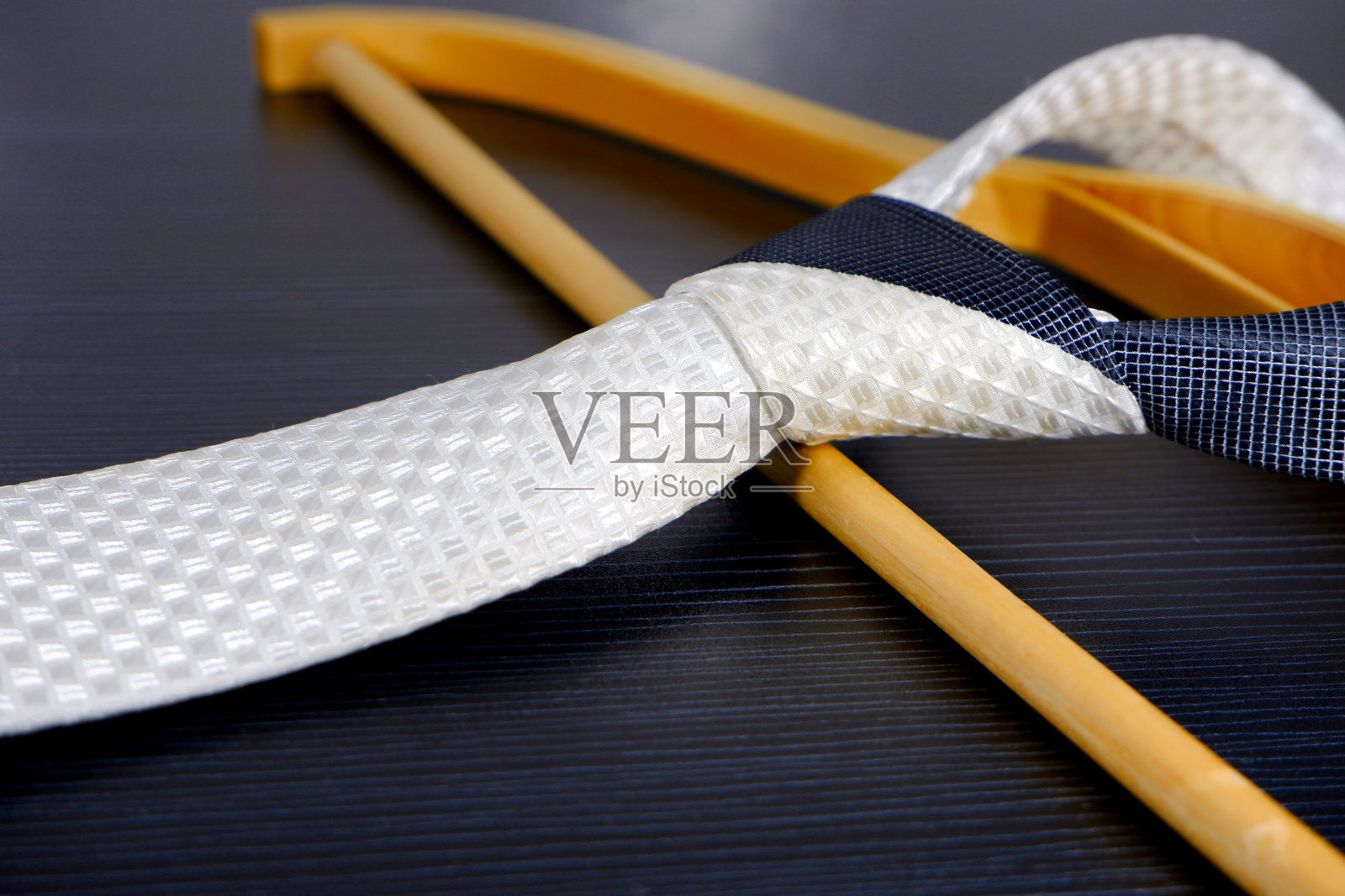 预结拉链领带挂与木制衣架铺在黑暗的木桌近距离观察单一对象照片摄影图片