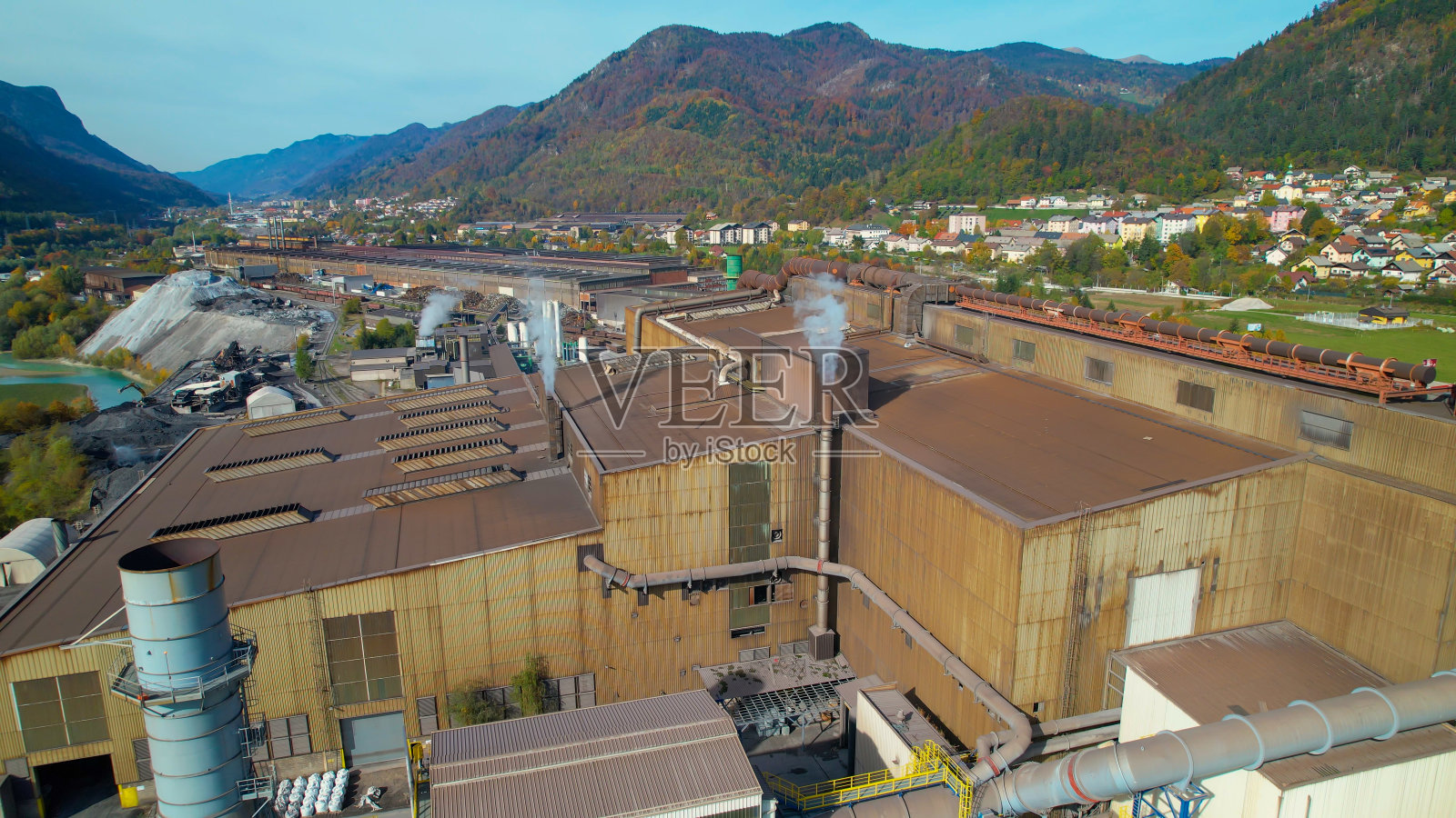 空中工厂周围的高山景观在秋天充满活力的色彩照片摄影图片