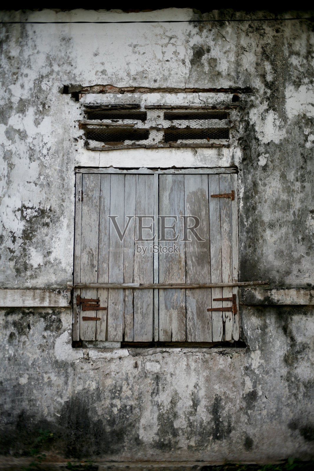 废弃建筑里的旧窗户照片摄影图片