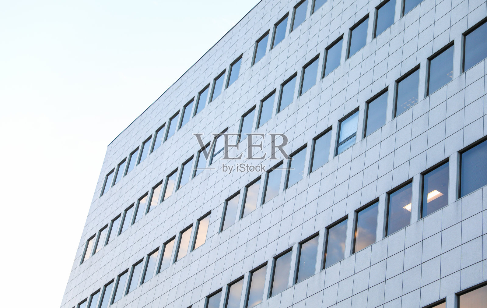 明亮,未来的城市景观,时尚的摩天大楼和繁华的街道照片摄影图片