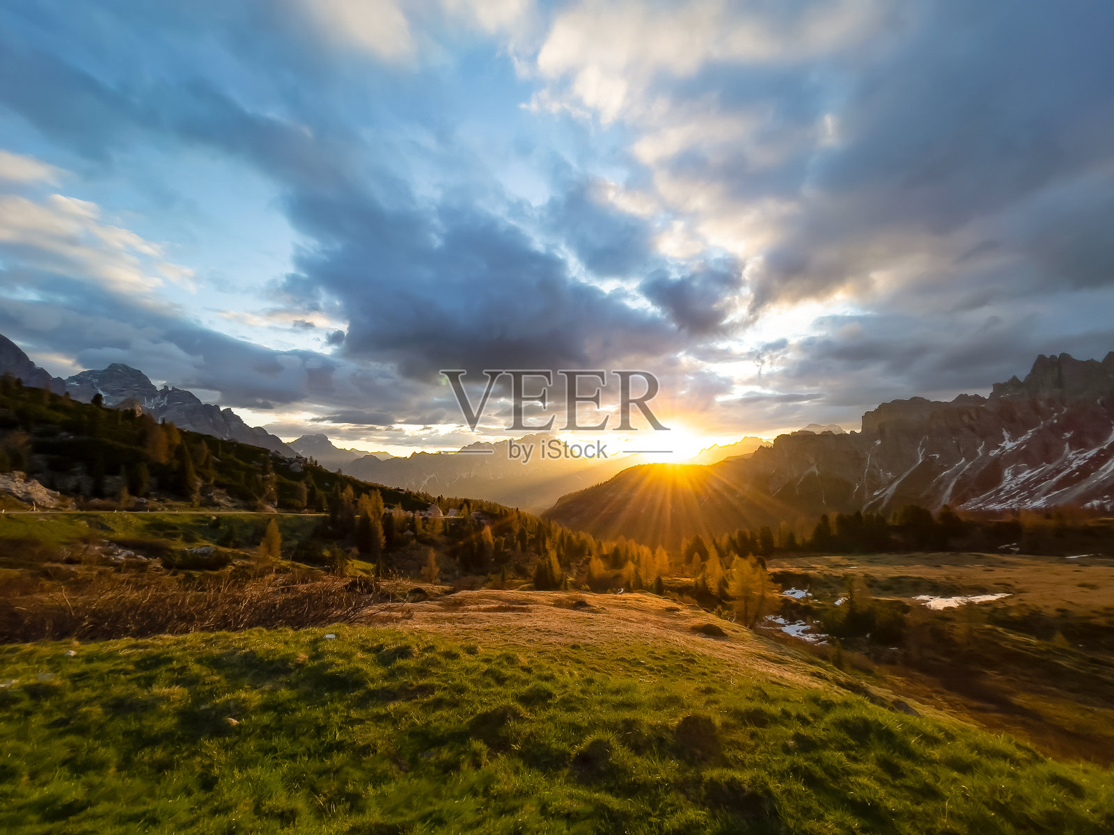 在日出的光线下,白云石山脉风景如画照片摄影图片