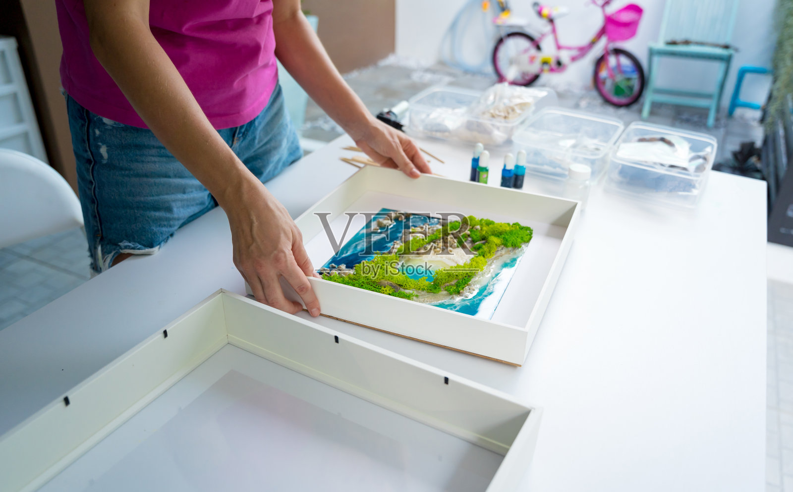 用环氧树脂、天然石头和苔藓制作艺术装饰的过程照片摄影图片