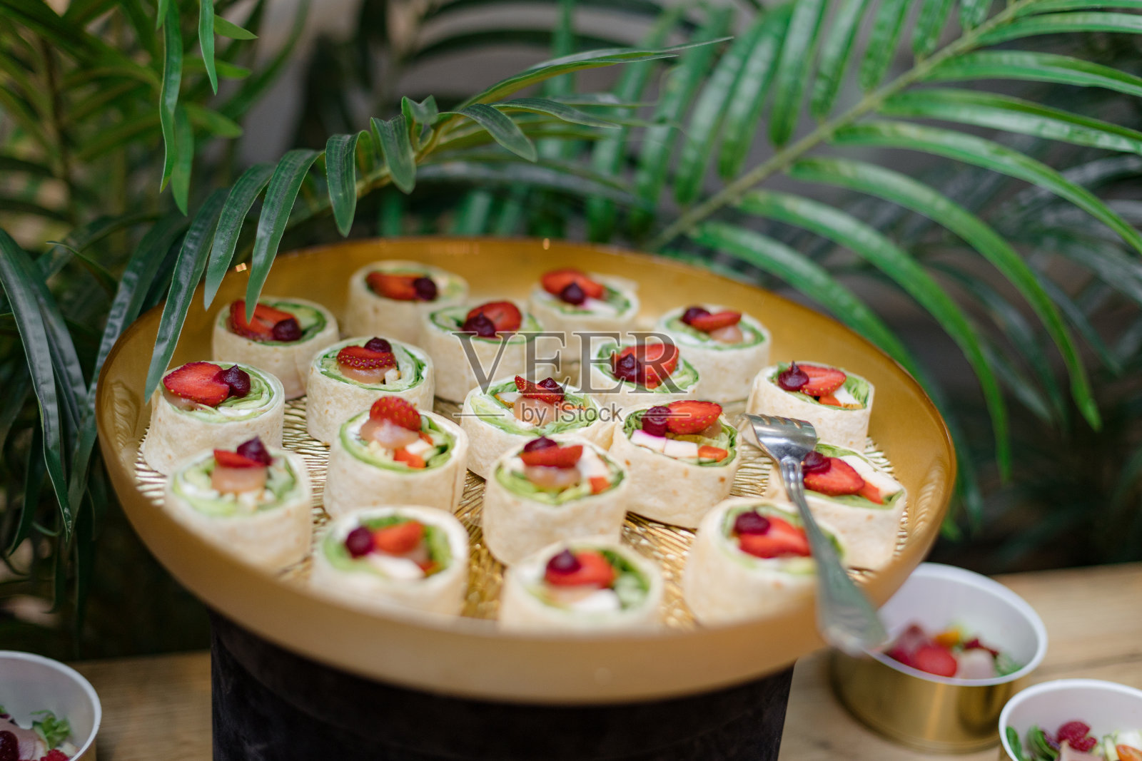 糖果酒吧。迷你蛋糕、奶油甜点、节日自助餐桌上的草莓……照片摄影图片