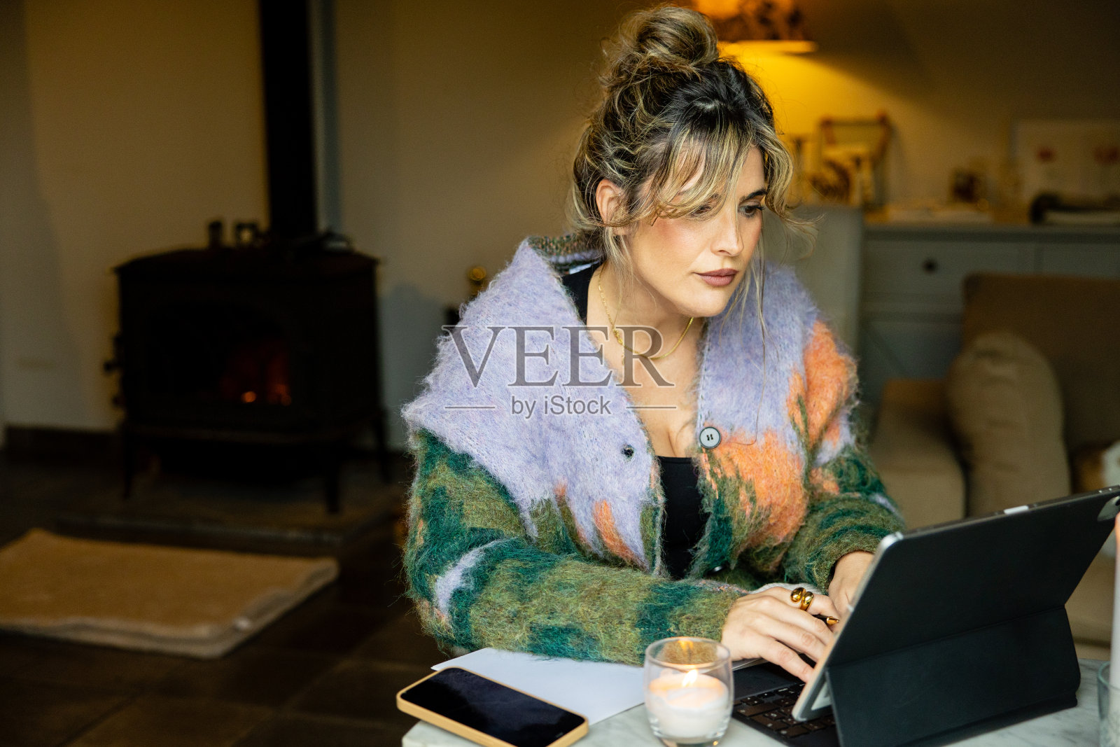 一名女性在完成报告的同时在家远程办公的画像照片摄影图片