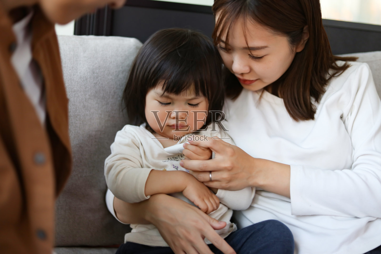 女孩测量体温照片摄影图片