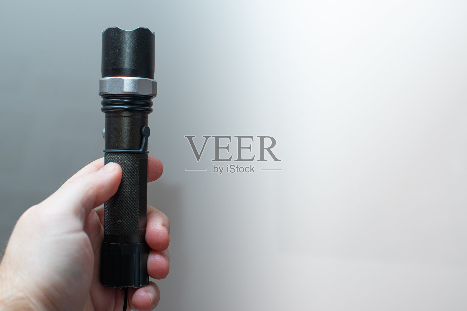 一个男人手里的手电照片摄影图片