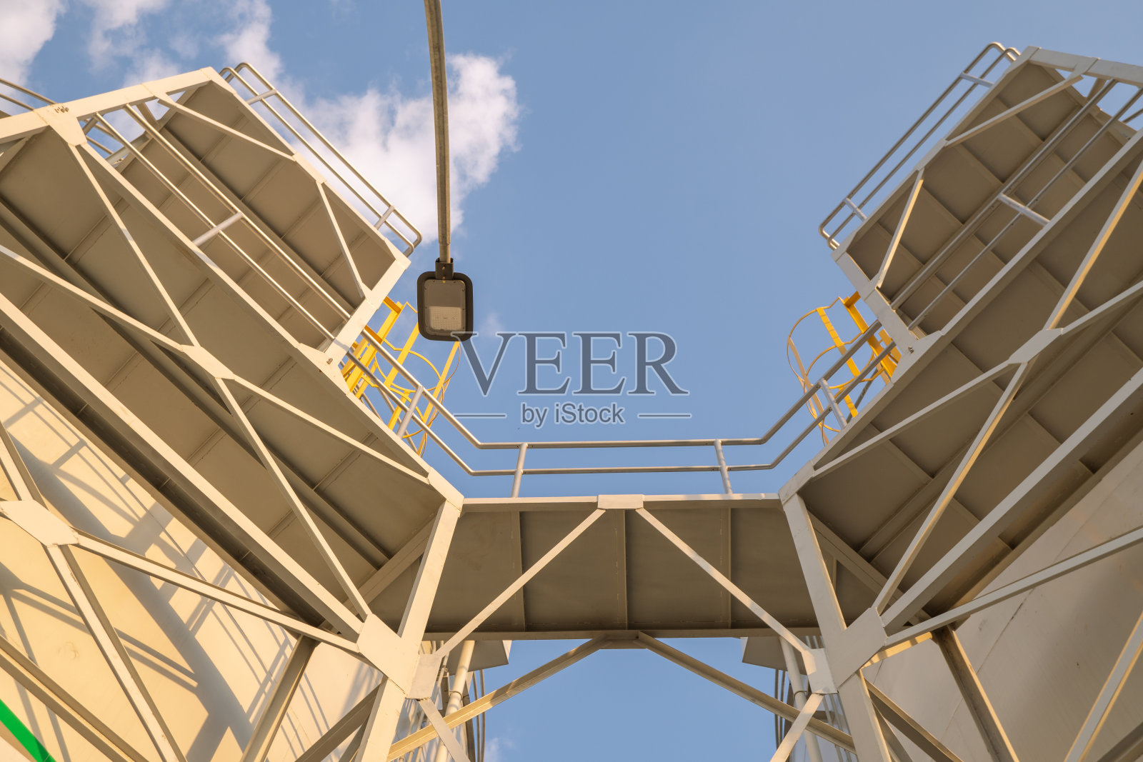 服务水箱上的板形配以蓝天照片摄影图片