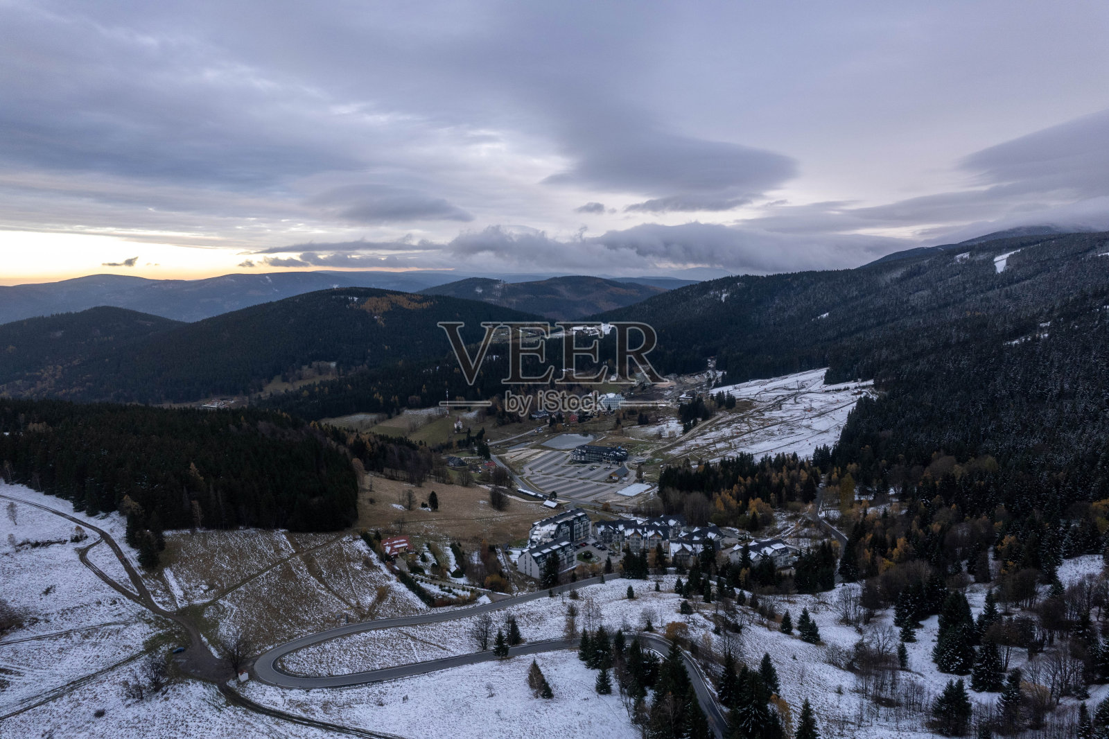 波兰南部的风景,山脉,秋天,白天,太阳,天空,云,Klodzka盆地,戏剧性和雄伟的风景照片摄影图片