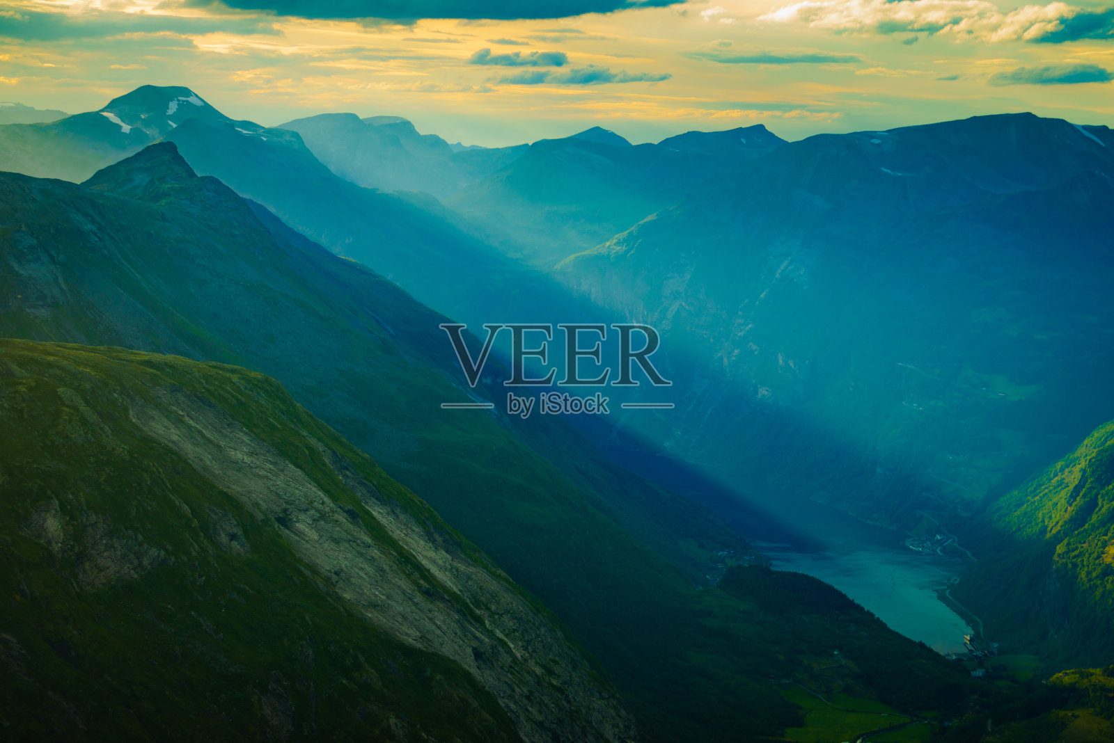 挪威达尔斯尼巴视角下的盖朗格峡湾照片摄影图片