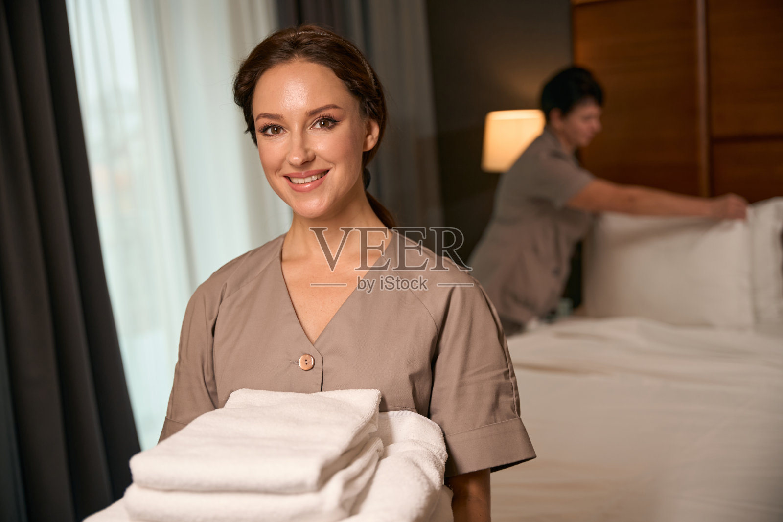 在酒店房间工作的一组客房服务员照片摄影图片