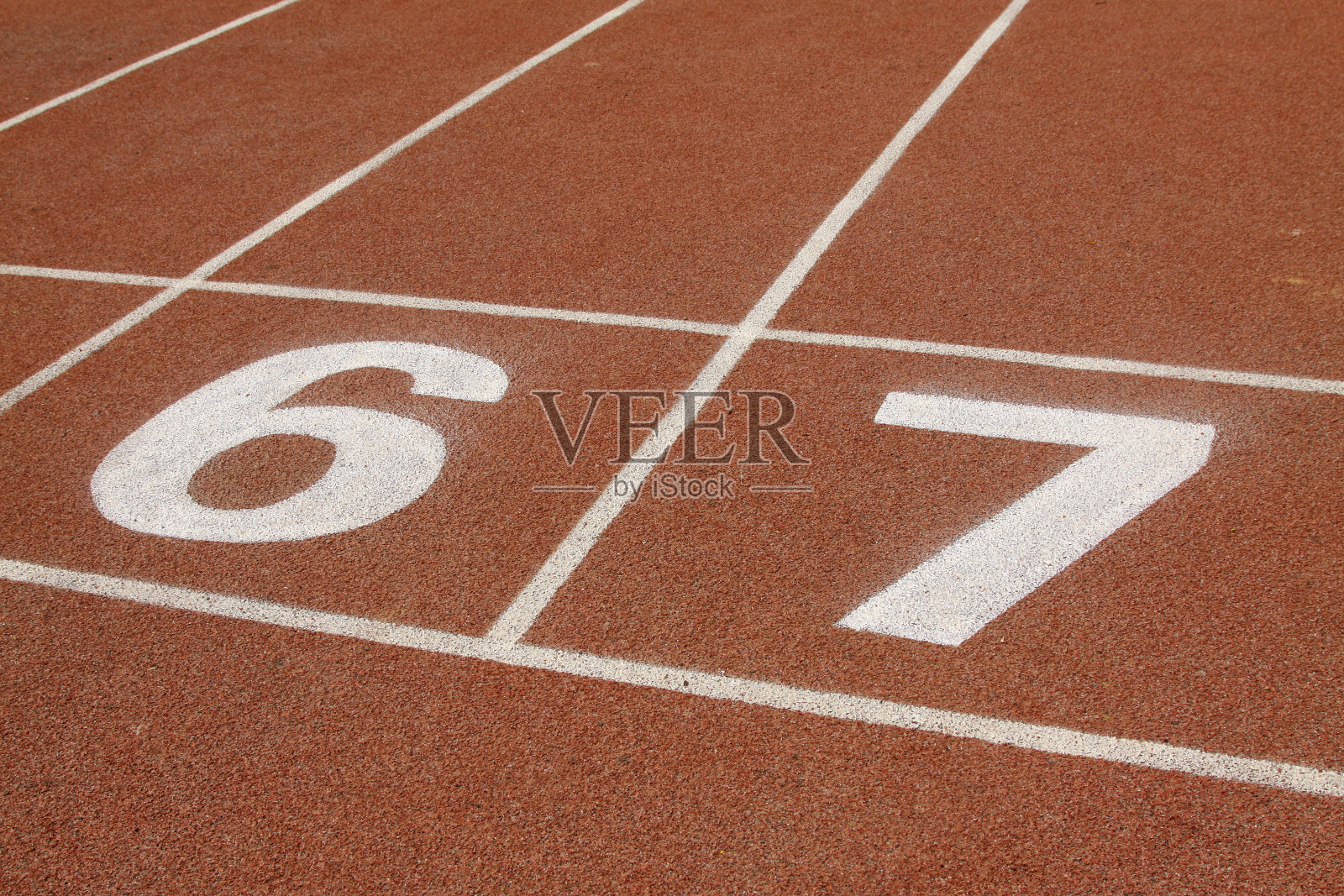 操场上的红色塑料跑道照片摄影图片