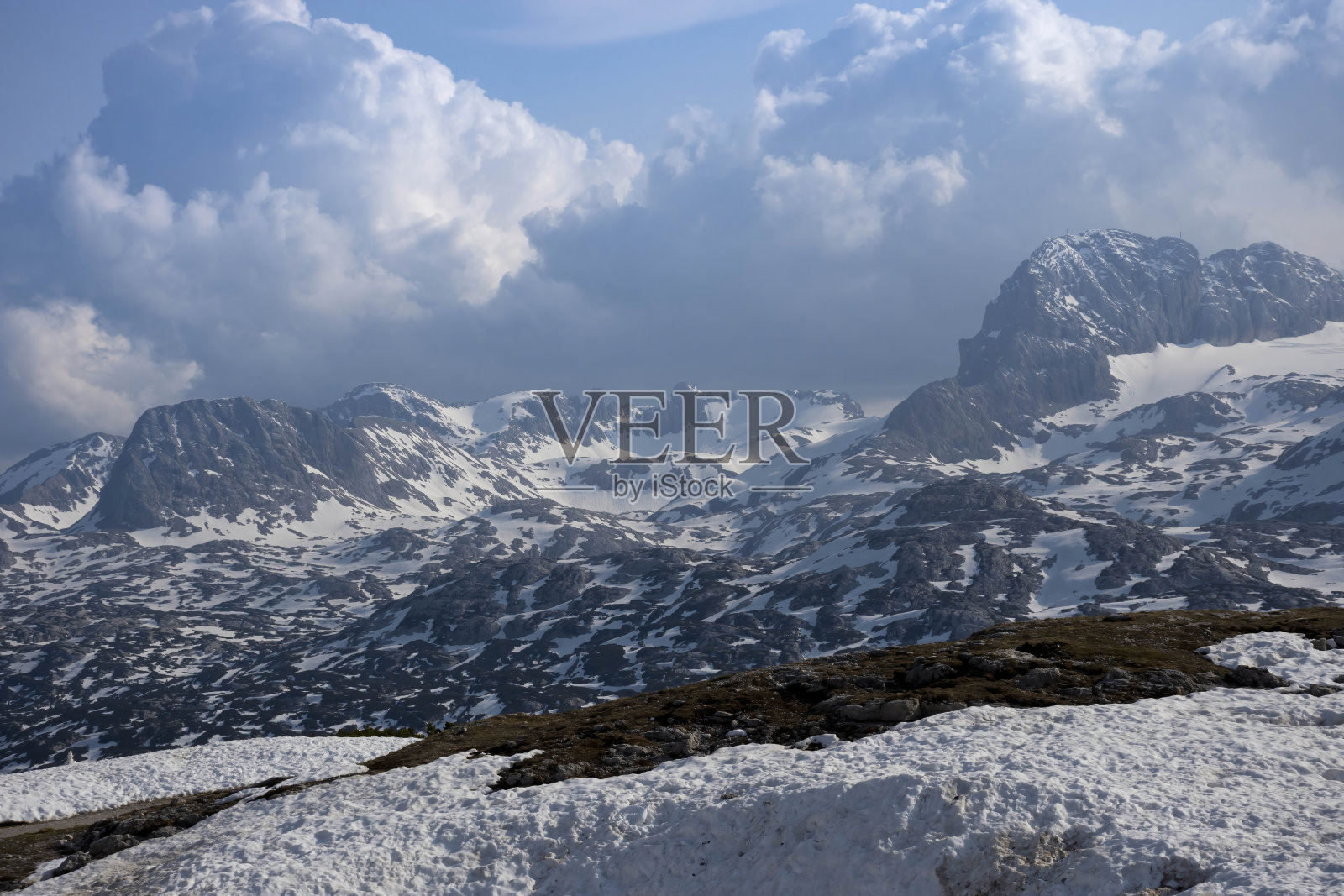 在奥地利萨尔茨卡默古特地区上奥地利达赫施泰因山脉的克里彭施泰因山上,从五个手指形状的观景台上可以看到令人惊叹的山脉全景。照片摄影图片