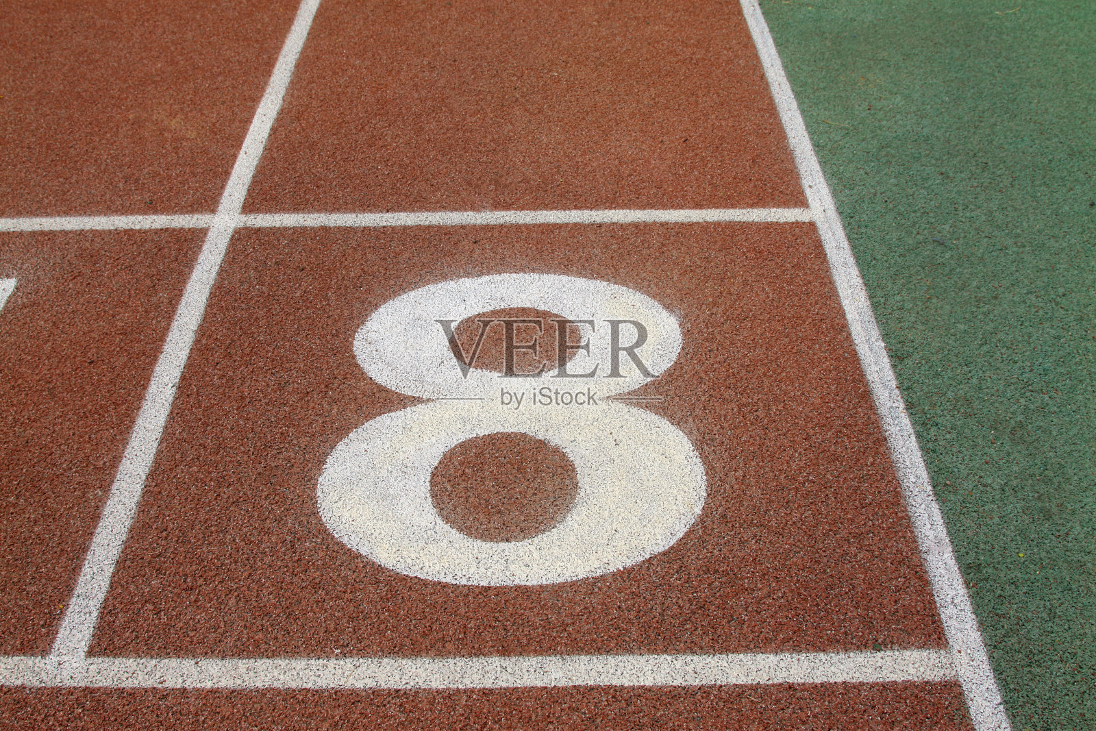 操场上的红色塑料跑道照片摄影图片