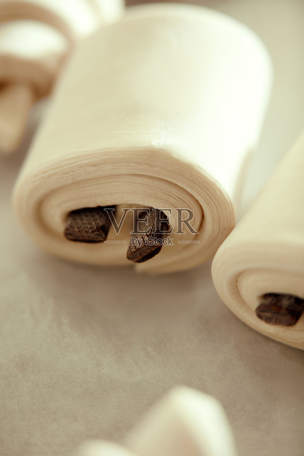 近距离拍摄的糕点类似于牛角包,但在烤盘中央烤了一块巧克力。食谱和传统的概念。照片摄影图片