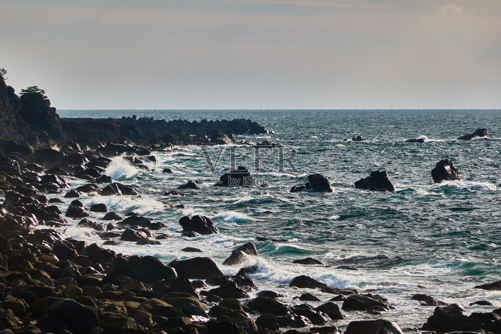 海滩的风景与海浪碰撞照片摄影图片