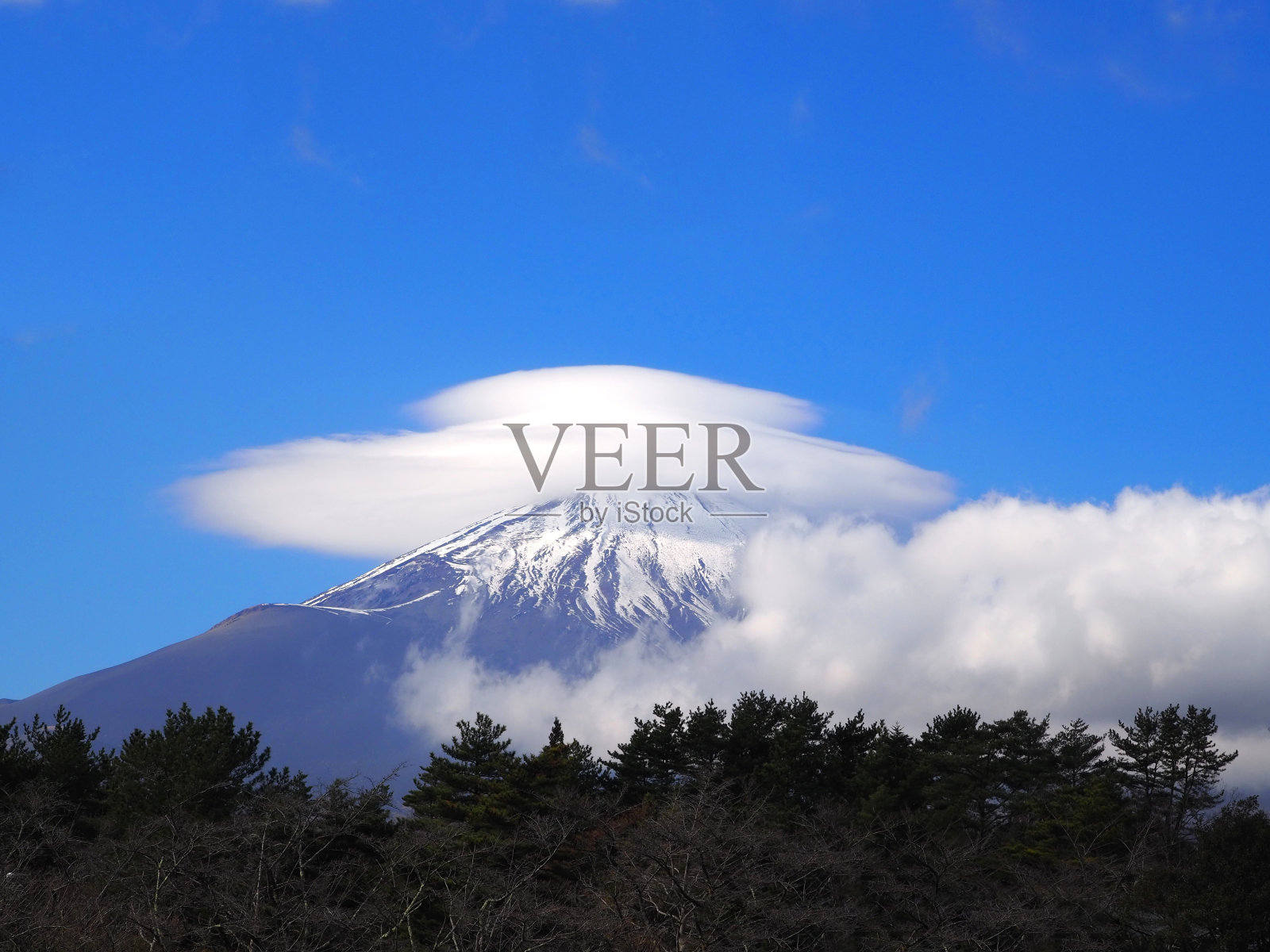 富士山山顶(多云)照片摄影图片