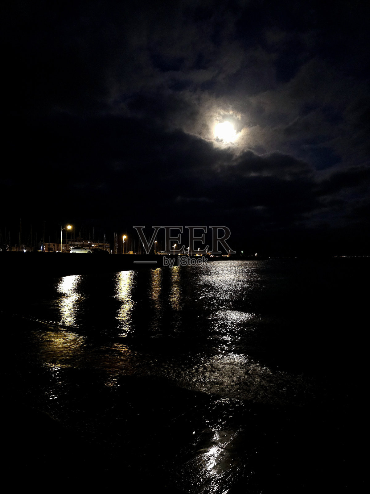 夜晚的海滩照片摄影图片