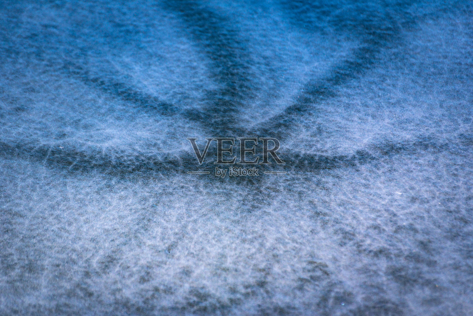 阳光明媚的日子里,湖面上有冰照片摄影图片