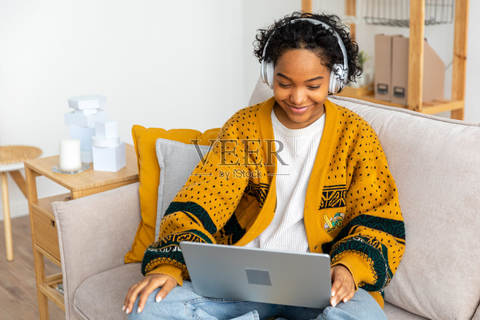 非裔美国女孩使用笔记本电脑在家庭办公室看屏幕打字聊天阅读写作电子邮件。年轻女子正在进行虚拟会议在线聊天视频电话会议在家工作学习照片摄影图片