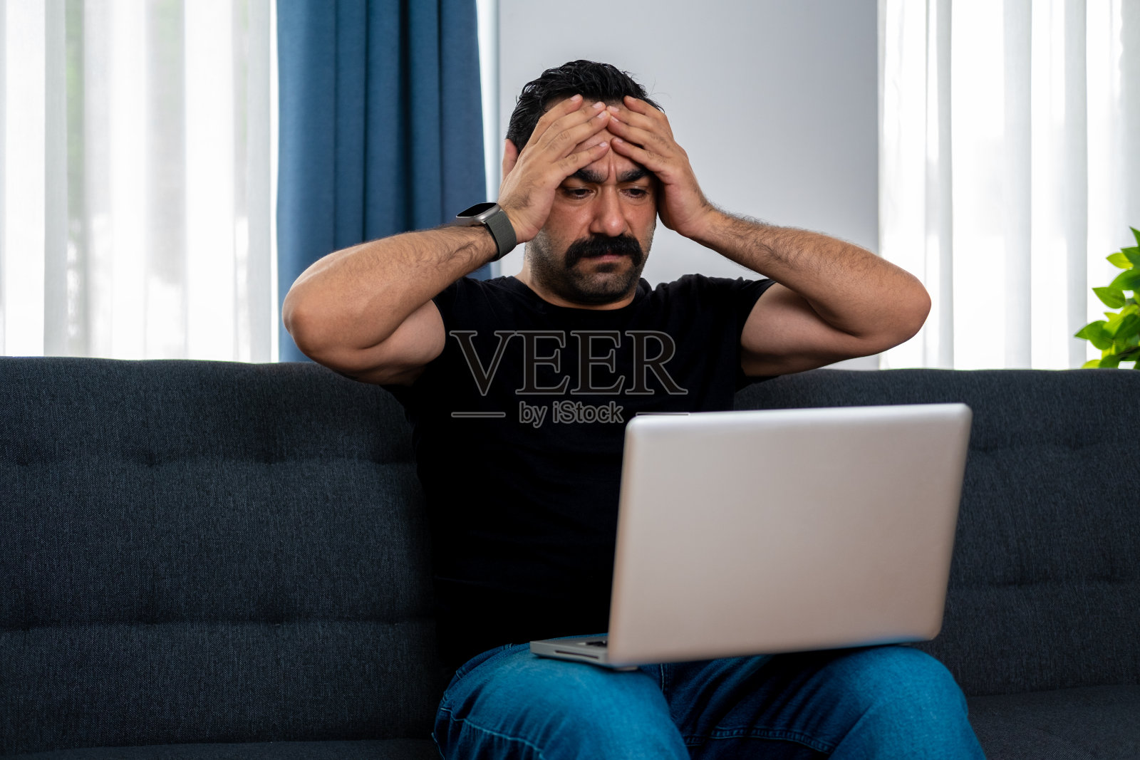 男子在网上被骗震惊了照片摄影图片