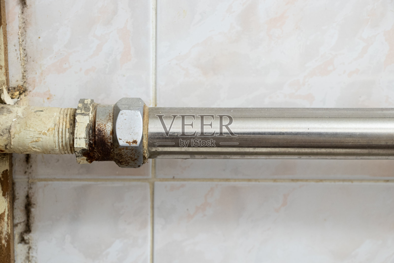 在一个住宅公寓的浴室里,旧的脏的生锈的管道没有修理,更换管道照片摄影图片