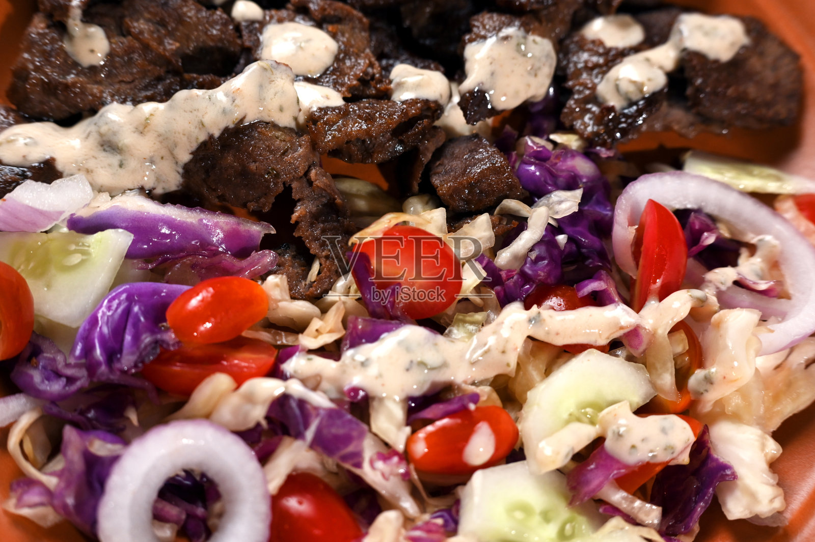 菜肴为中晚餐配烤肉沙拉香草酱蛋白健康食品照片摄影图片