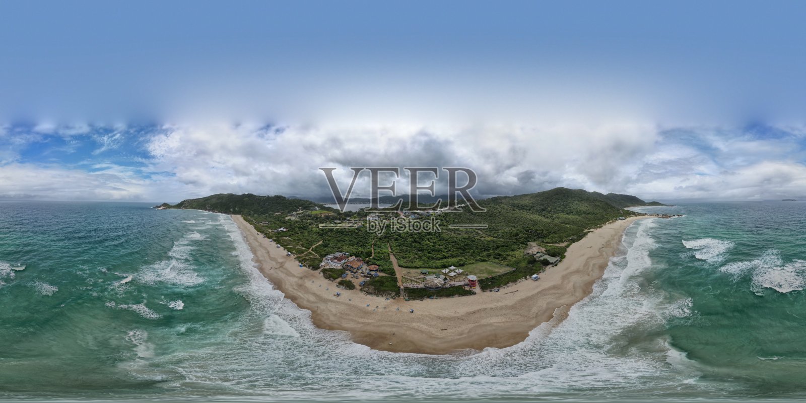 在阴天用无人机360度航拍的长海滨照片照片摄影图片