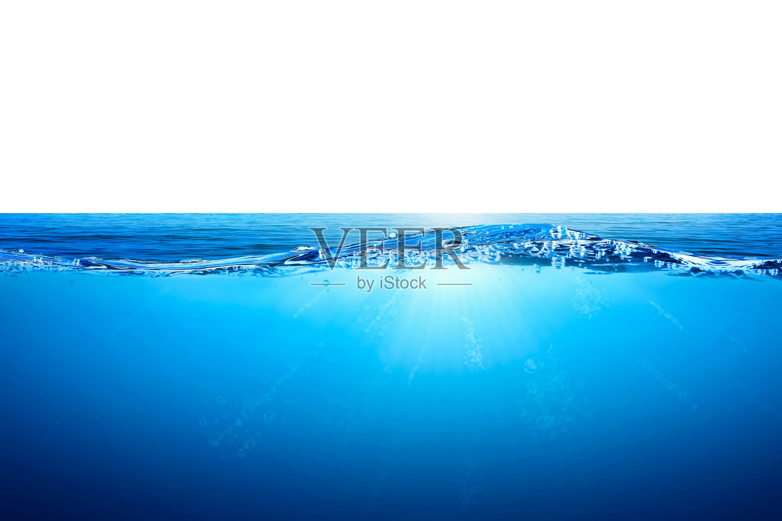 蓝色的水波和气泡孤立在白色的背景。蓝色的水下波浪和泡沫。海与阳光反射,宁静的海面和谐平静的水面。用于平面设计、编辑。照片摄影图片