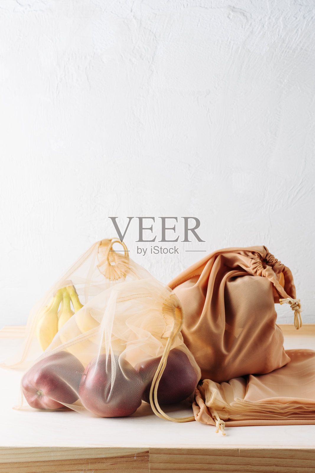 水果装在可重复使用的袋子里。照片摄影图片