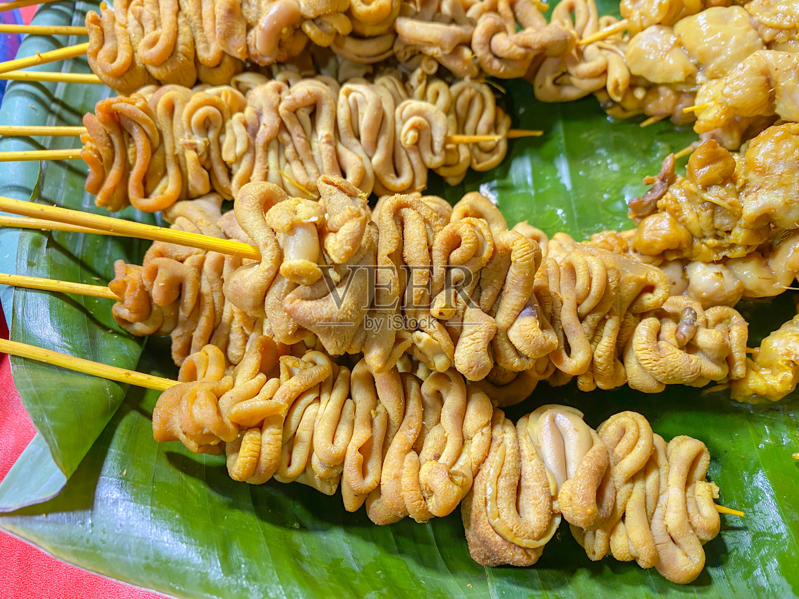 由中小微企业销售的即食鸡肠沙爹照片摄影图片