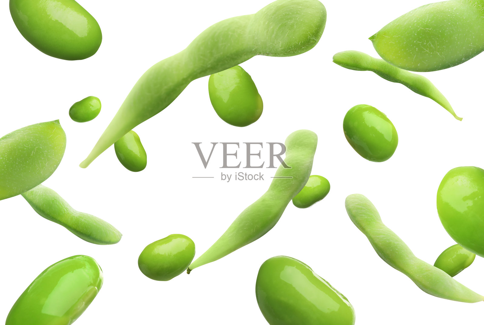 新鲜毛豆大豆和豆荚落在白色背景照片摄影图片