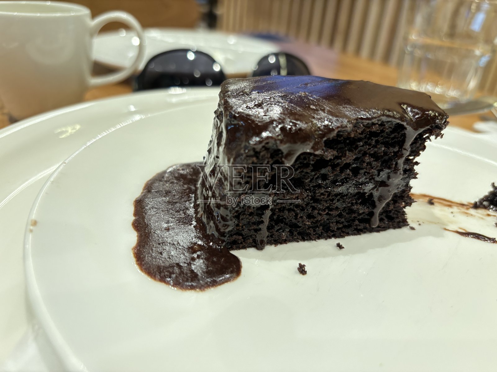 白色盘子上的巧克力海绵蛋糕照片摄影图片