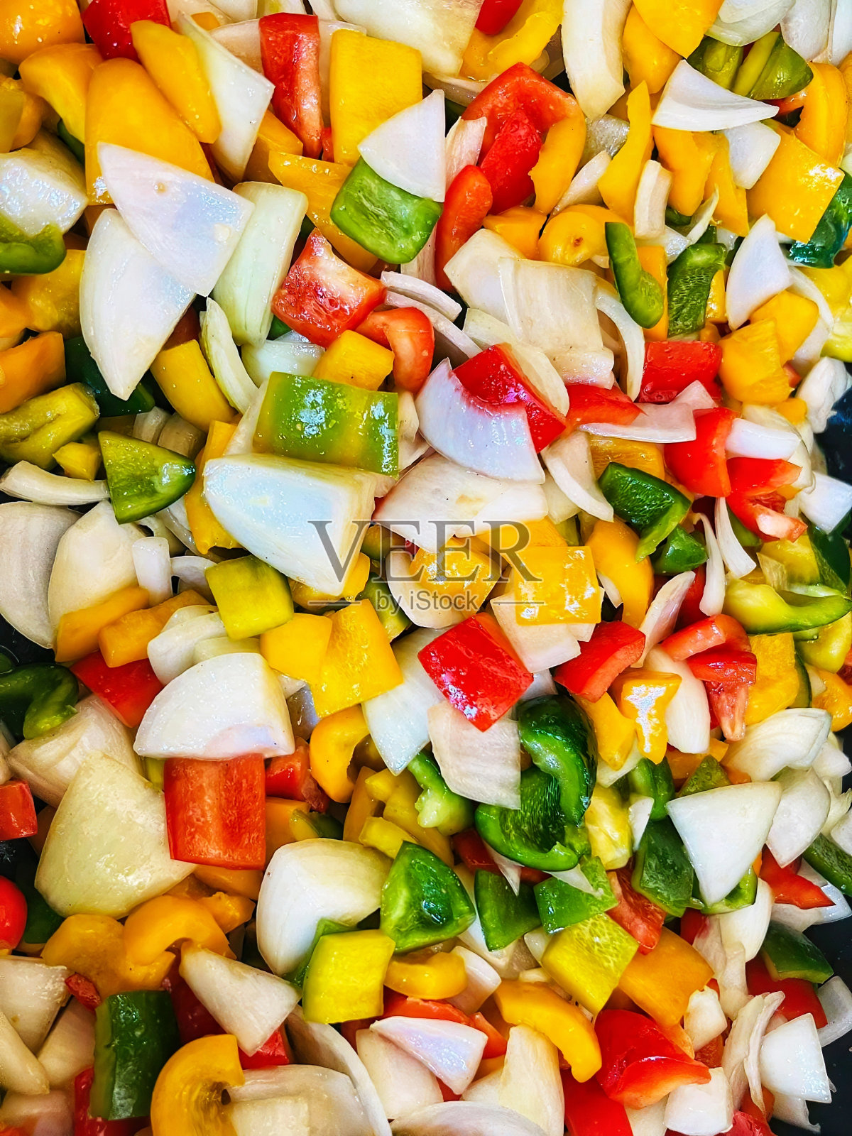 这是一张近距离的照片,上面是一种混合在一起的冷色蔬菜。照片摄影图片