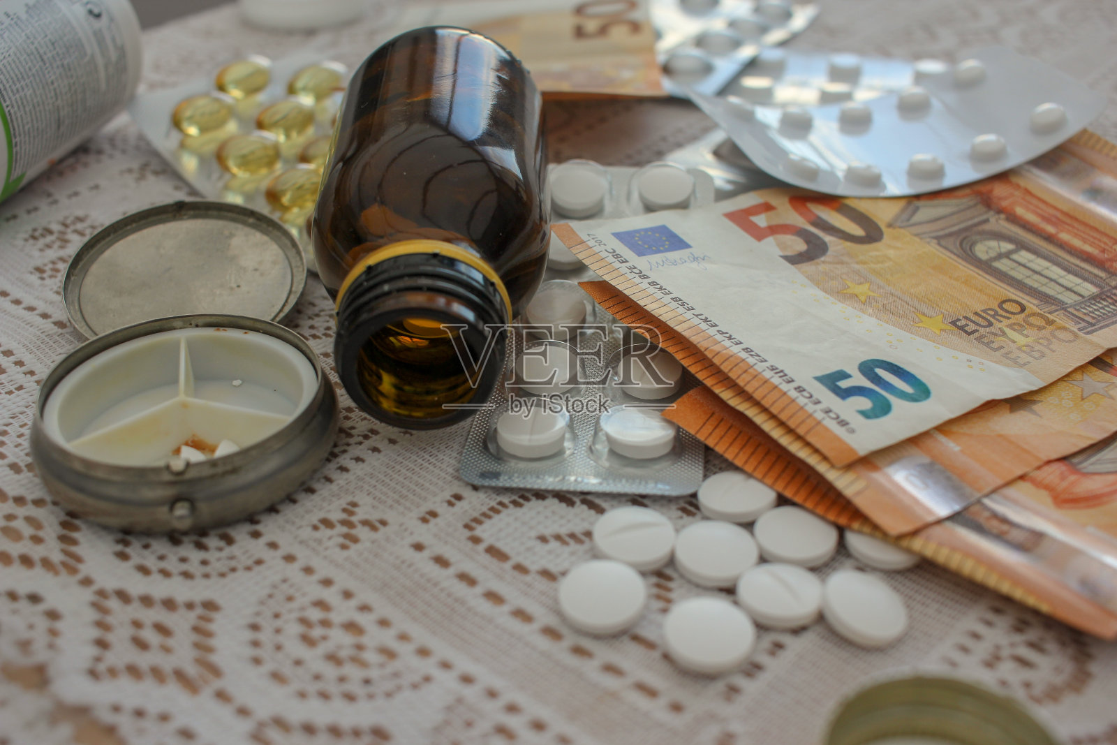 桌上有些欧元和药片照片摄影图片