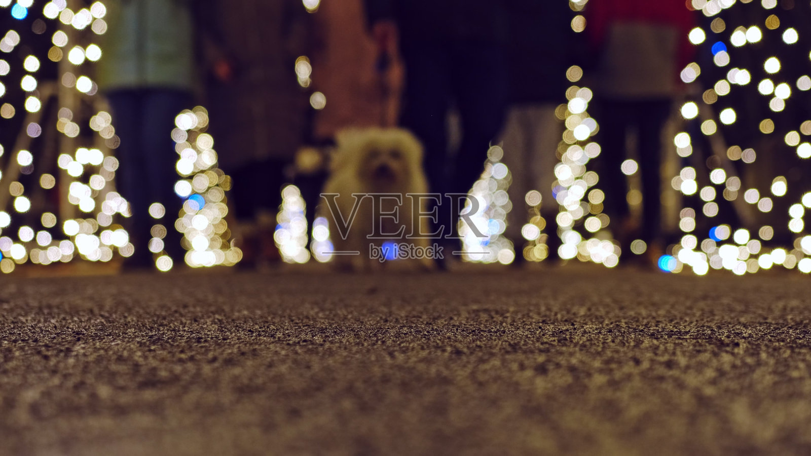 人们走过光隧道圣诞装饰照明照片摄影图片