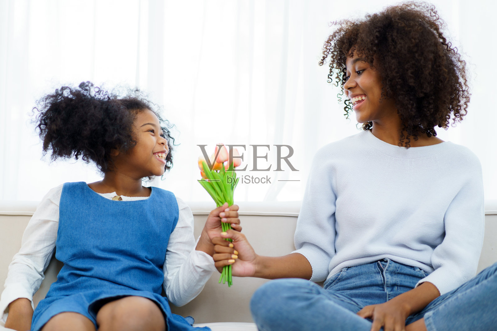 女孩和母亲的肖像。照片摄影图片