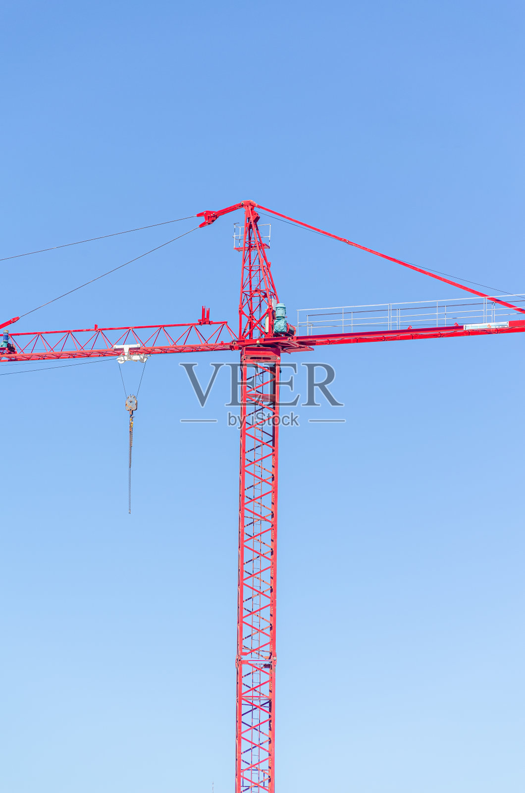 红色金属起重机,背景是蓝天照片摄影图片