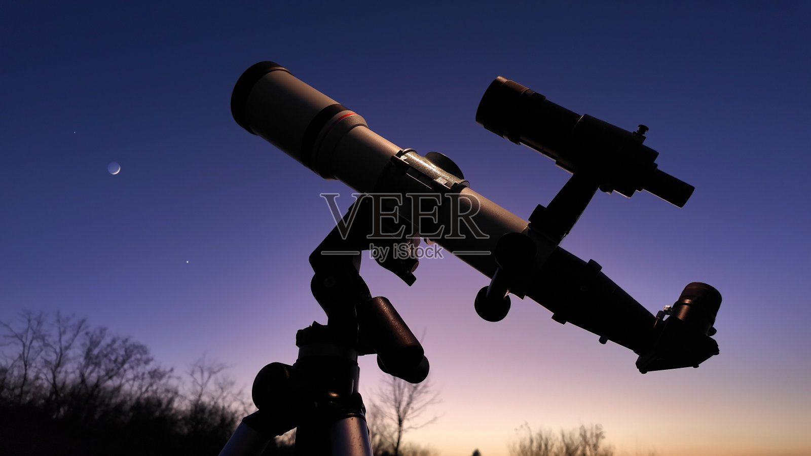 天文望远镜,用于观测恒星、行星、月球、星团照片摄影图片