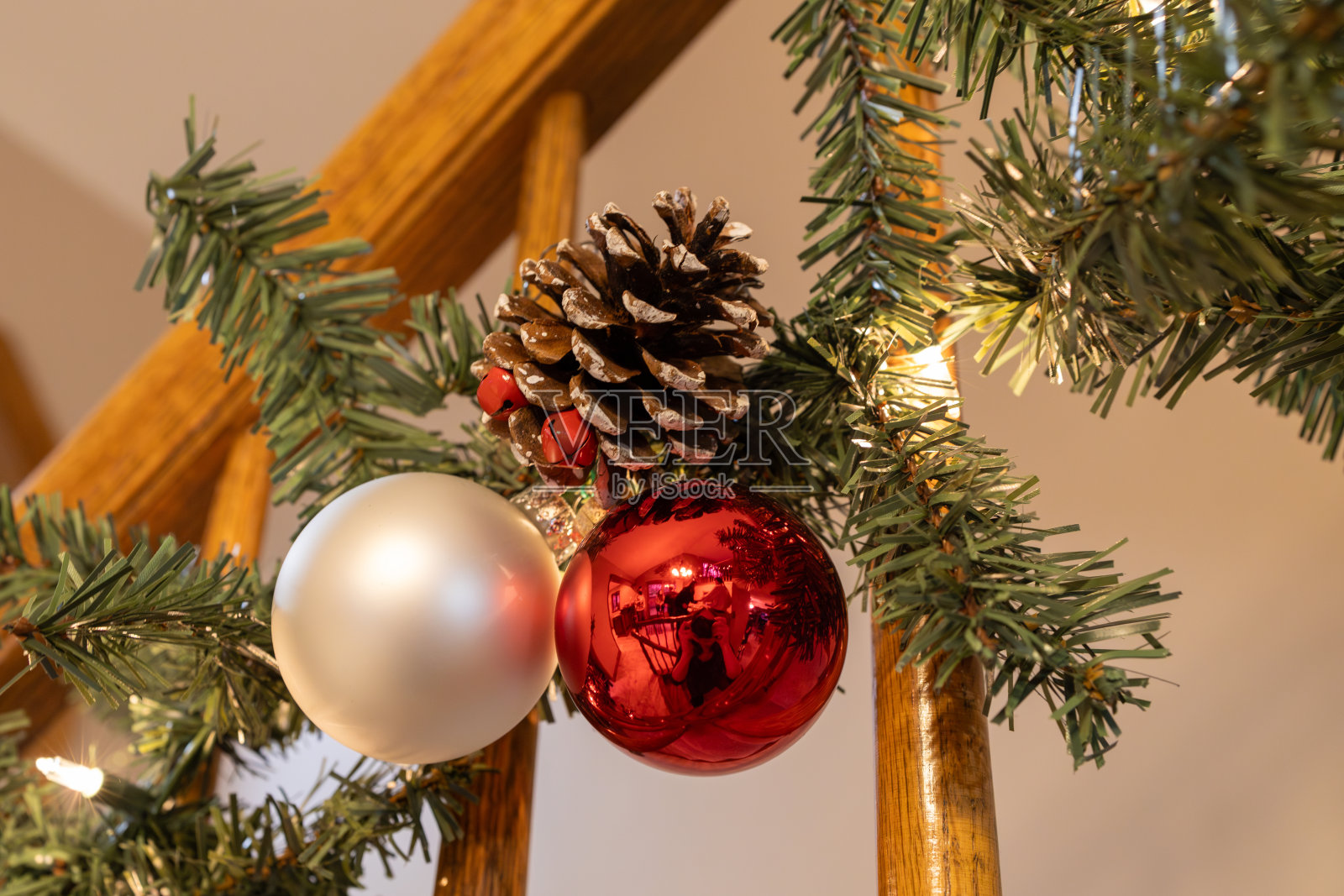 室内节日花环用玻璃球和松果照片摄影图片