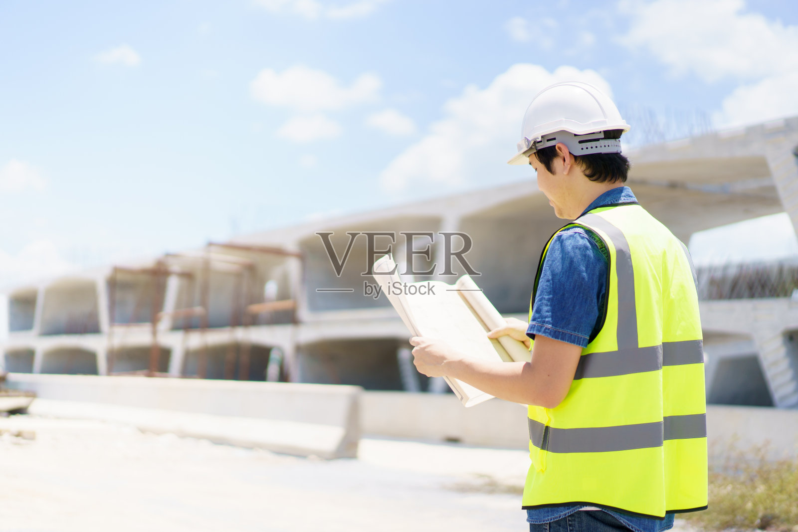 建筑工程师在工地检查。照片摄影图片