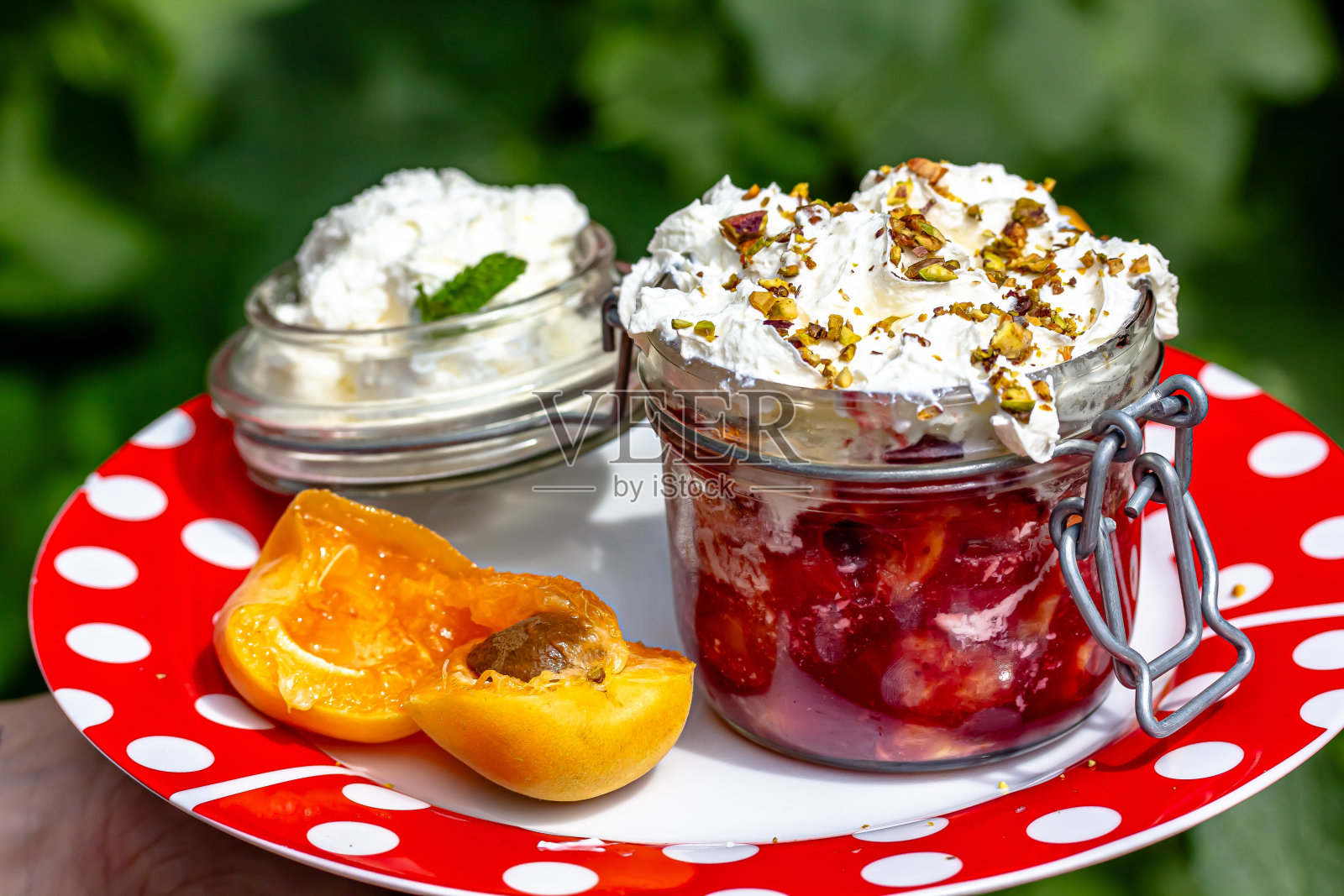 甜点配新鲜草莓,奶油芝士和草莓果酱照片摄影图片
