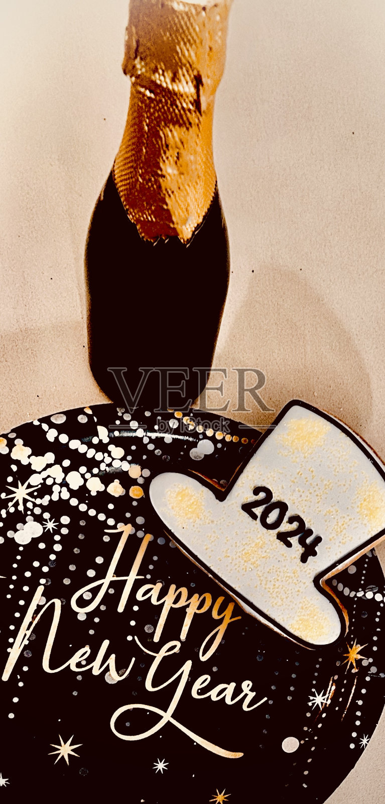 " 2004 "饼干,"新年快乐"盘子和一瓶香槟照片摄影图片