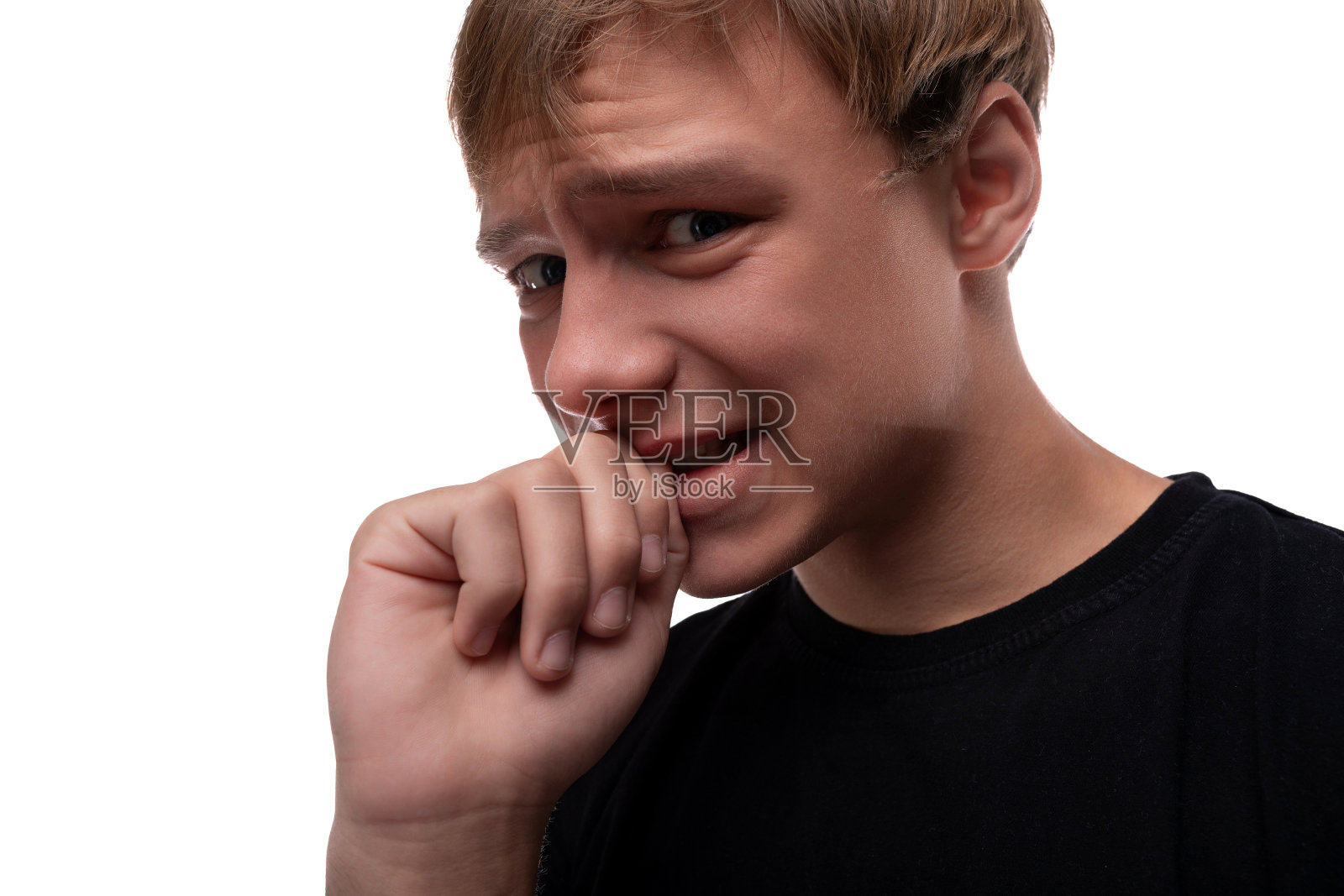 一个聪明的金发少年的肖像看起来若有所思的背景与复制空间照片摄影图片